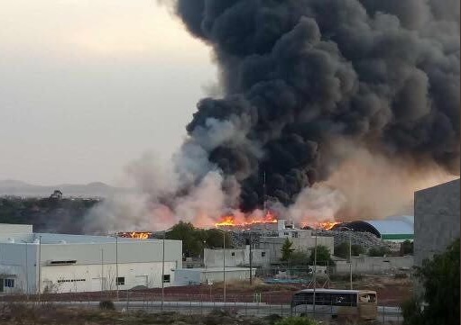 Suspenden clases en dos municipios de Hidalgo por incendio en tiradero