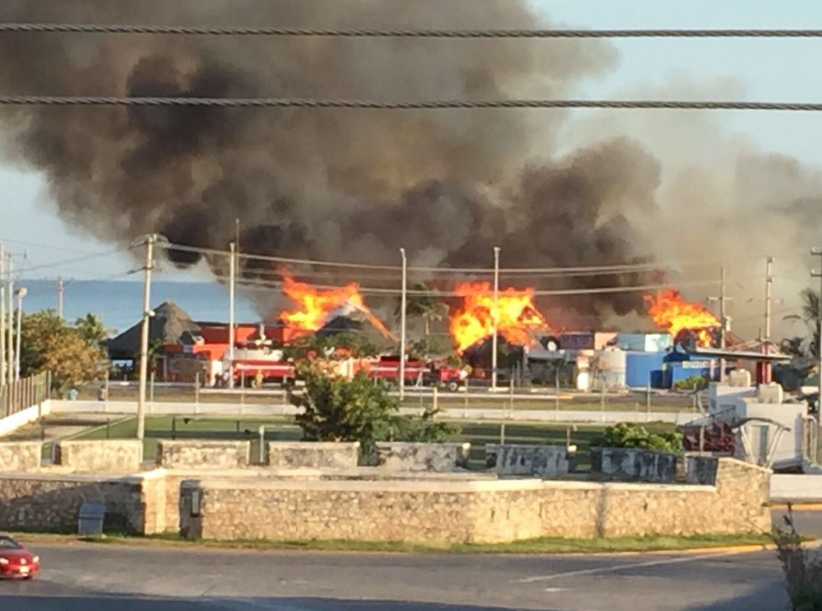 Se registra incendio en palapa del malecón de Campeche