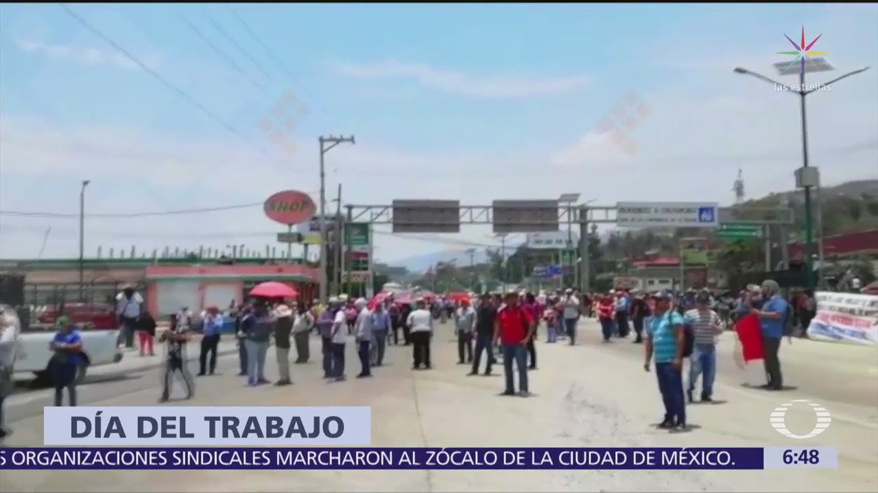 Integrantes de la CNTE bloquean Autopista del Sol durante protestas del 1 de mayo