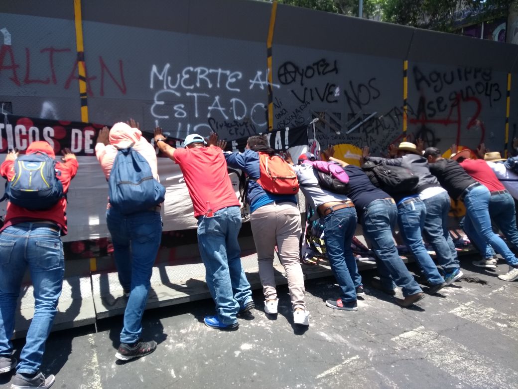 Maestros de la CNTE llegan a Bucareli, intentan desarmar valla frente Segob