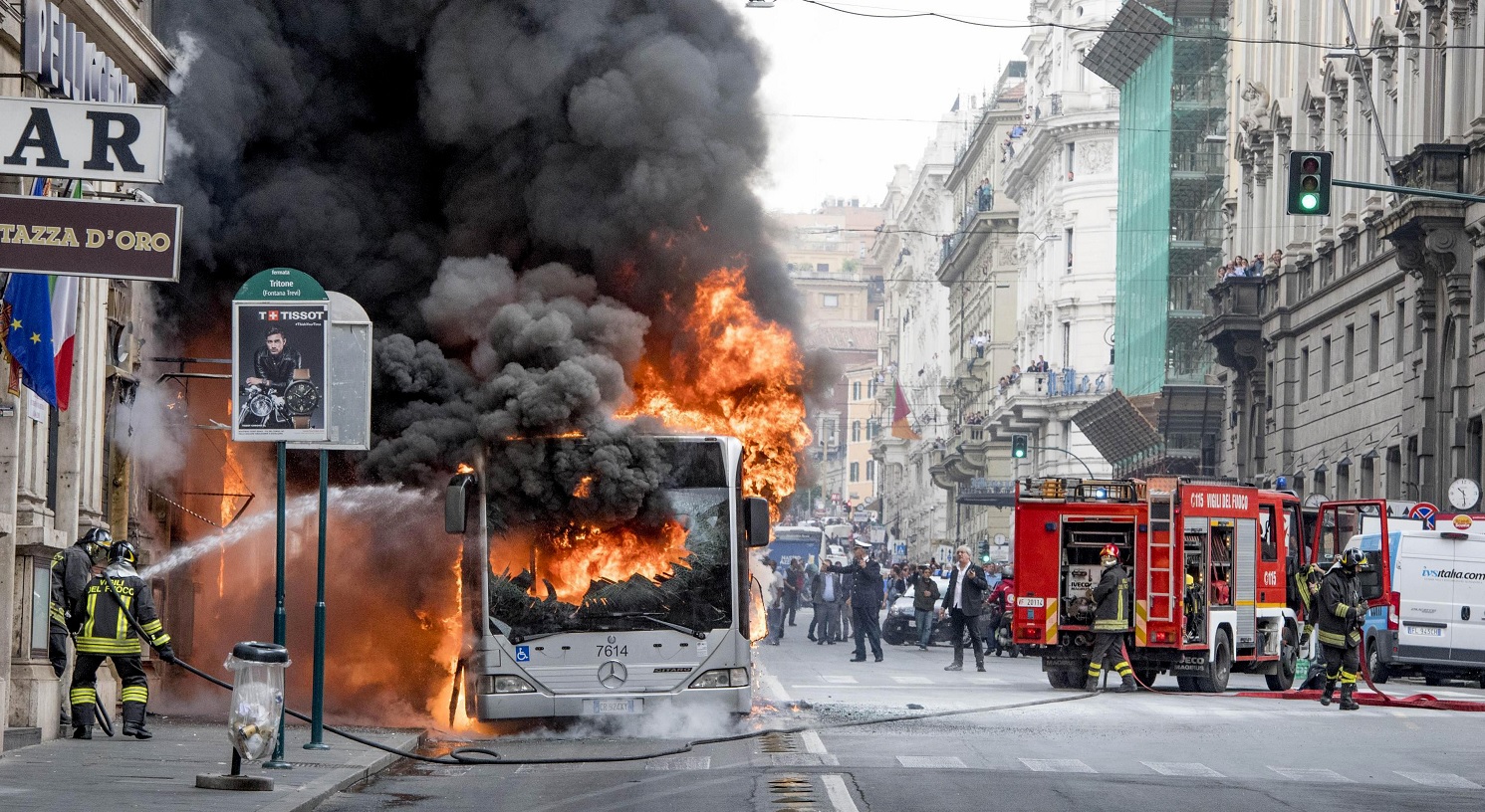 Explota autobús en el corazón de Roma; descartan acto terrorista
