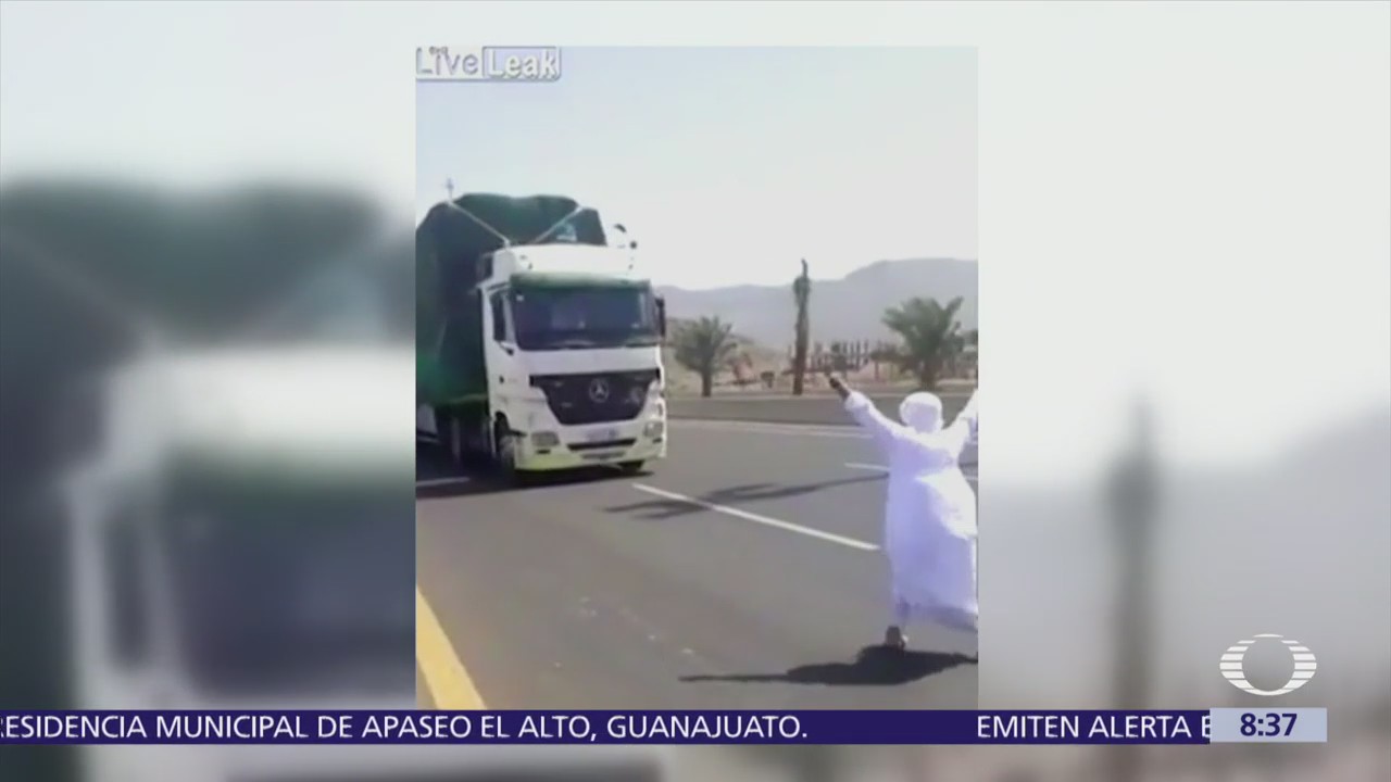 Joven saudí se juega la vida y baila frente a camión en marcha
