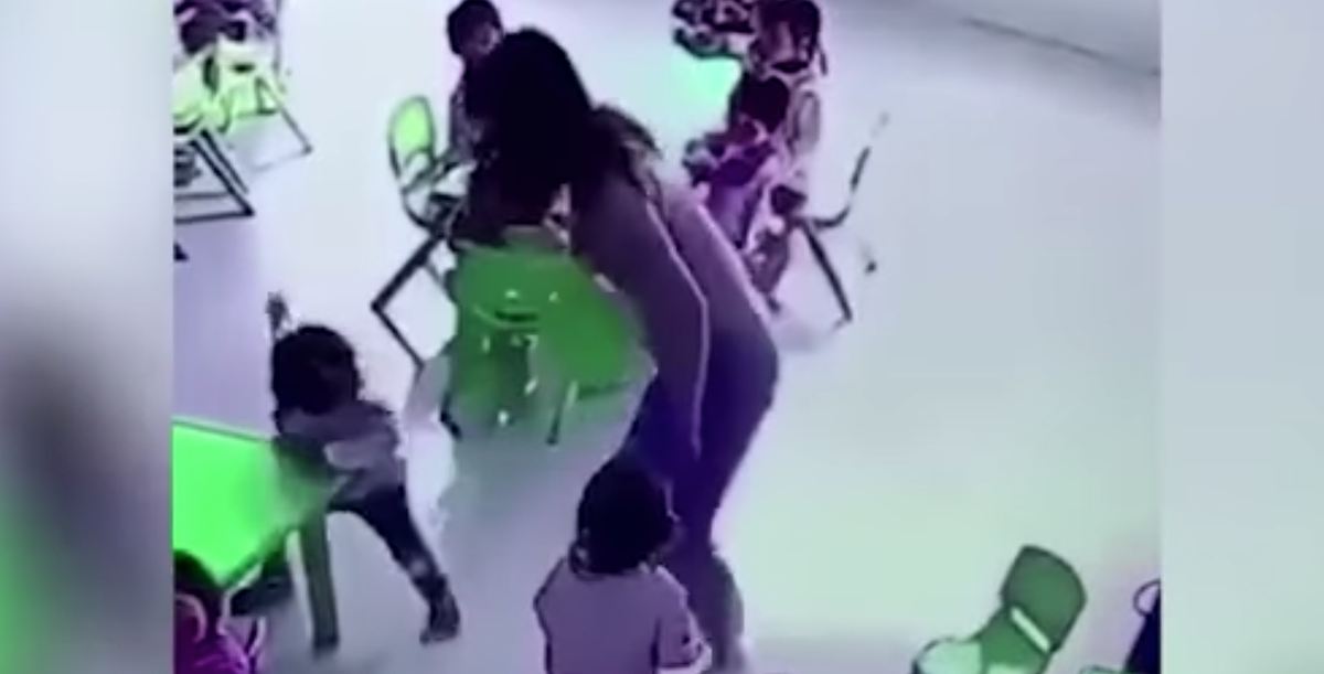Maestra de kinder es captada en video violentando a una niña