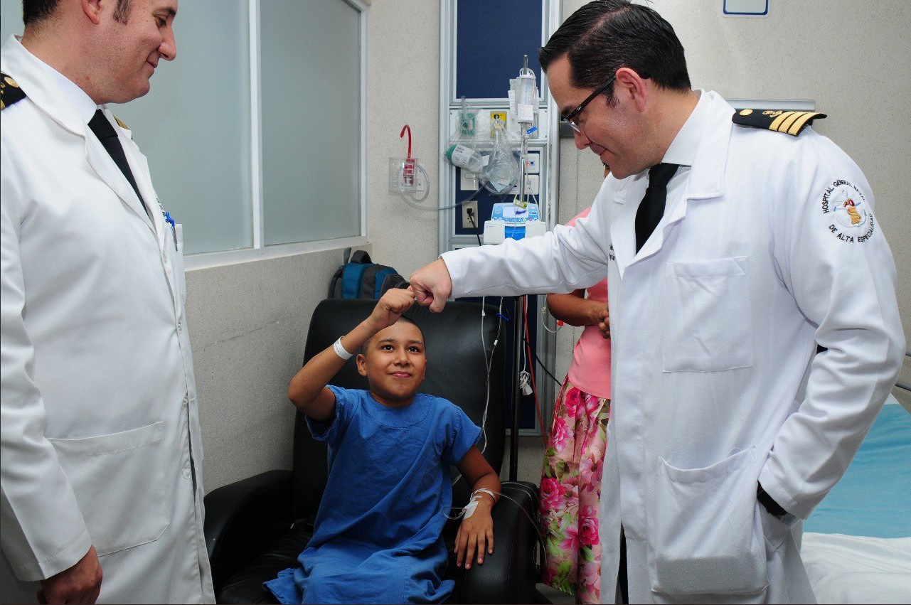 Médicos Marina operan con éxito a un niño herido durante el sismo