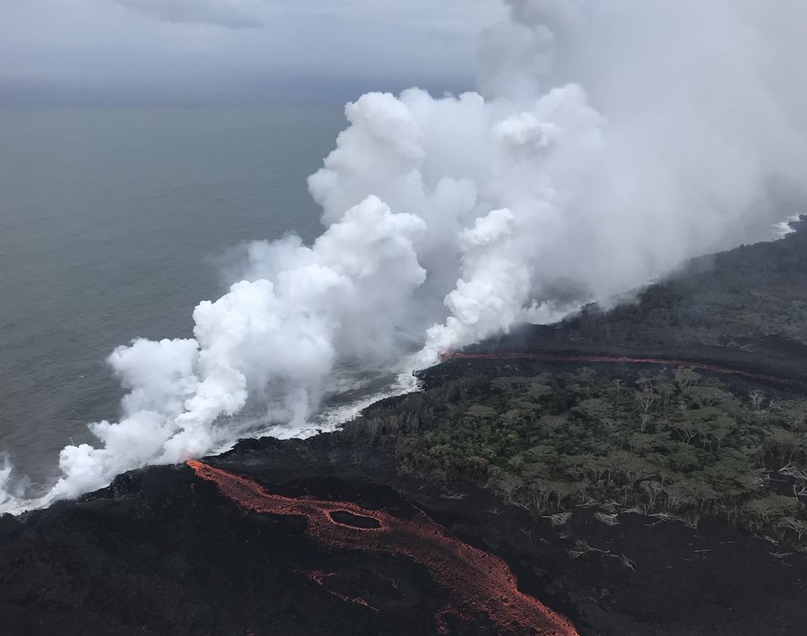 Lava del volcán Kilauea llega al océano y crea nube tóxica