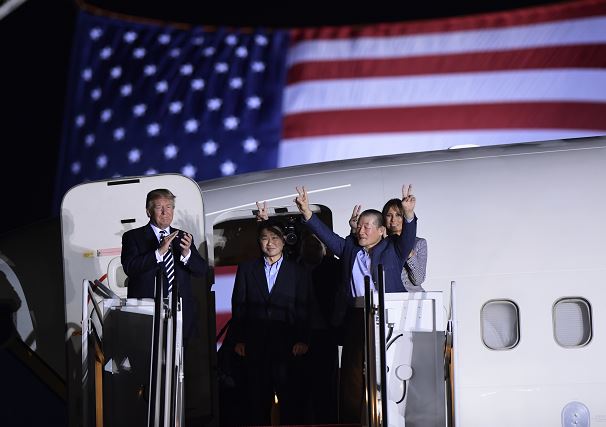 Llegan a EU tres estadounidenses liberados por Corea del Norte