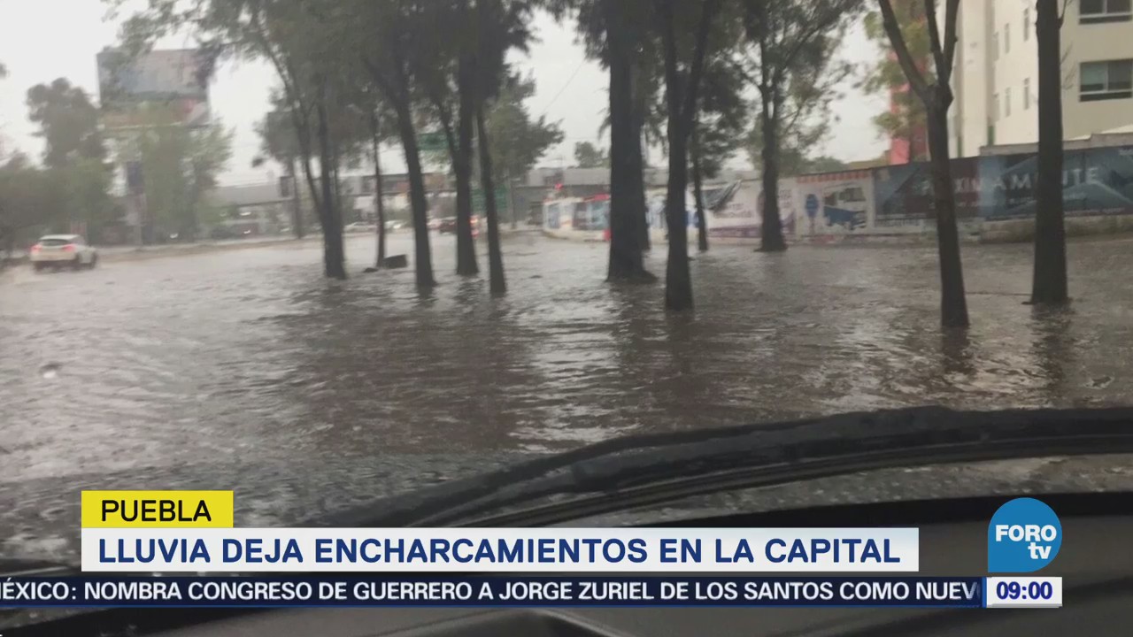Lluvia deja encharcamientos en avenidas de Puebla