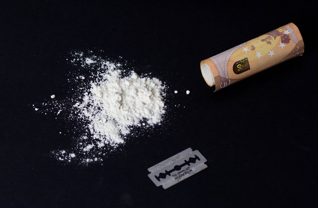 gramos-cocaina-junto-navaja-billete-enrollado-imagen-ilustrativa-consumo-drogas
