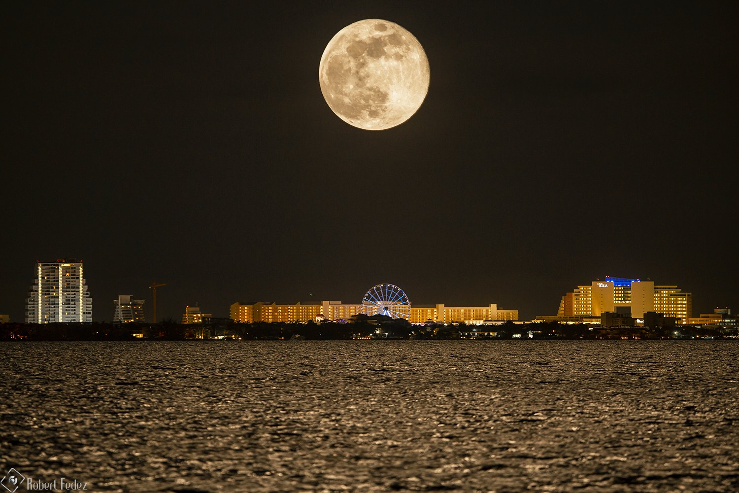 Usuarios en redes presumen fotos de la impresionante luna llena N+