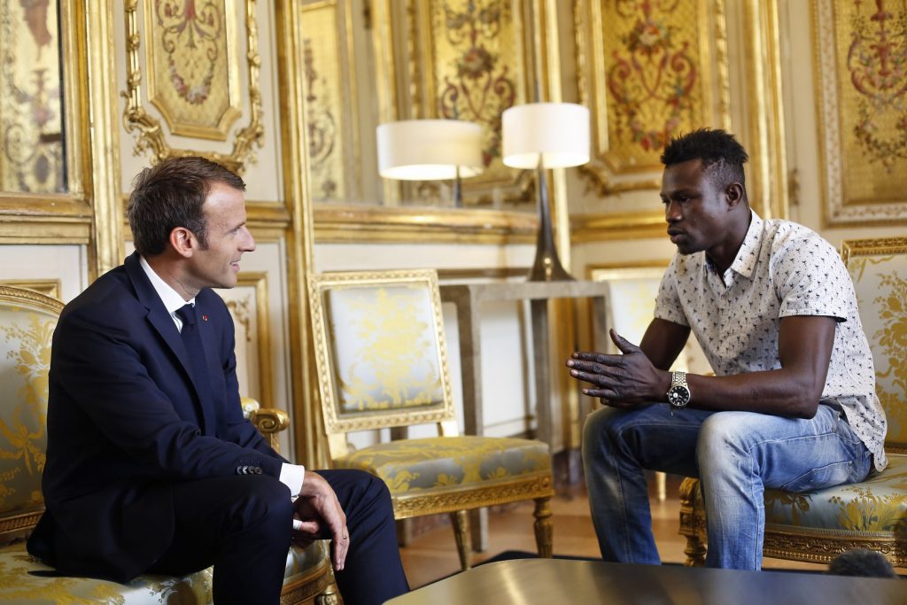 Macron concede nacionalidad francesa al ‘Spiderman’ que salvó niño