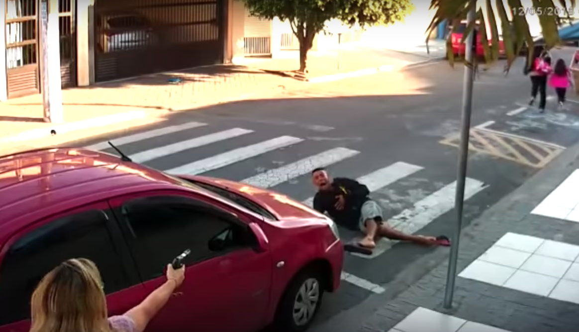 mujer-policia-dispara-su-arma-contra-asaltante-durante-asalto-en-sao-paulo-brasil