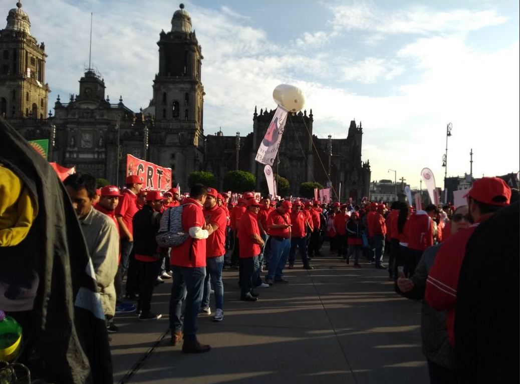 Manifestantes realizan marchas simultáneas en la Ciudad de México