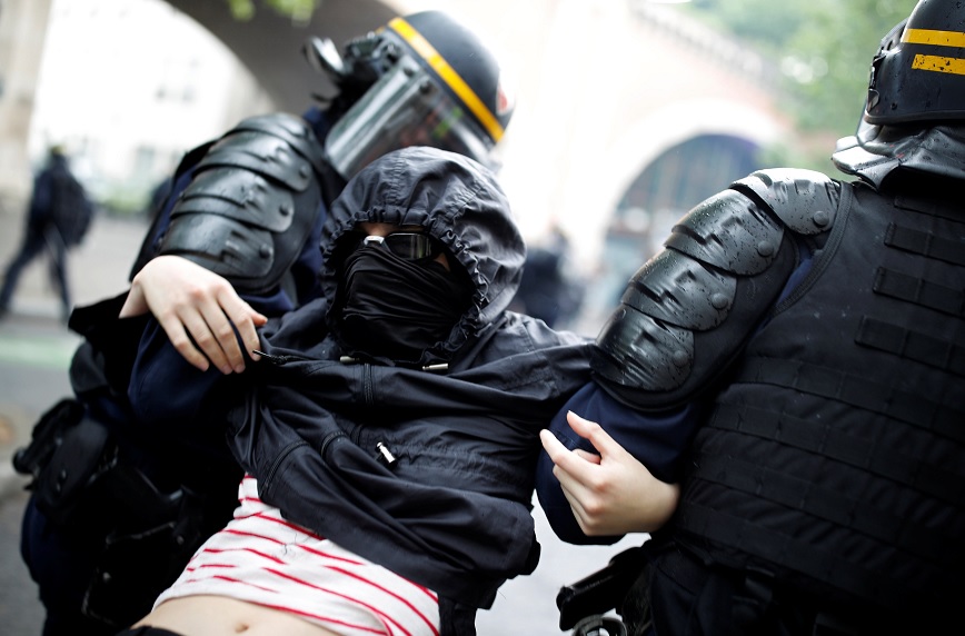 Detienen a encapuchados por disturbios en manifestaciones de sindicatos contra Macron