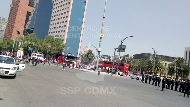 Manifestantes avanzan por Reforma hacia el Zócalo