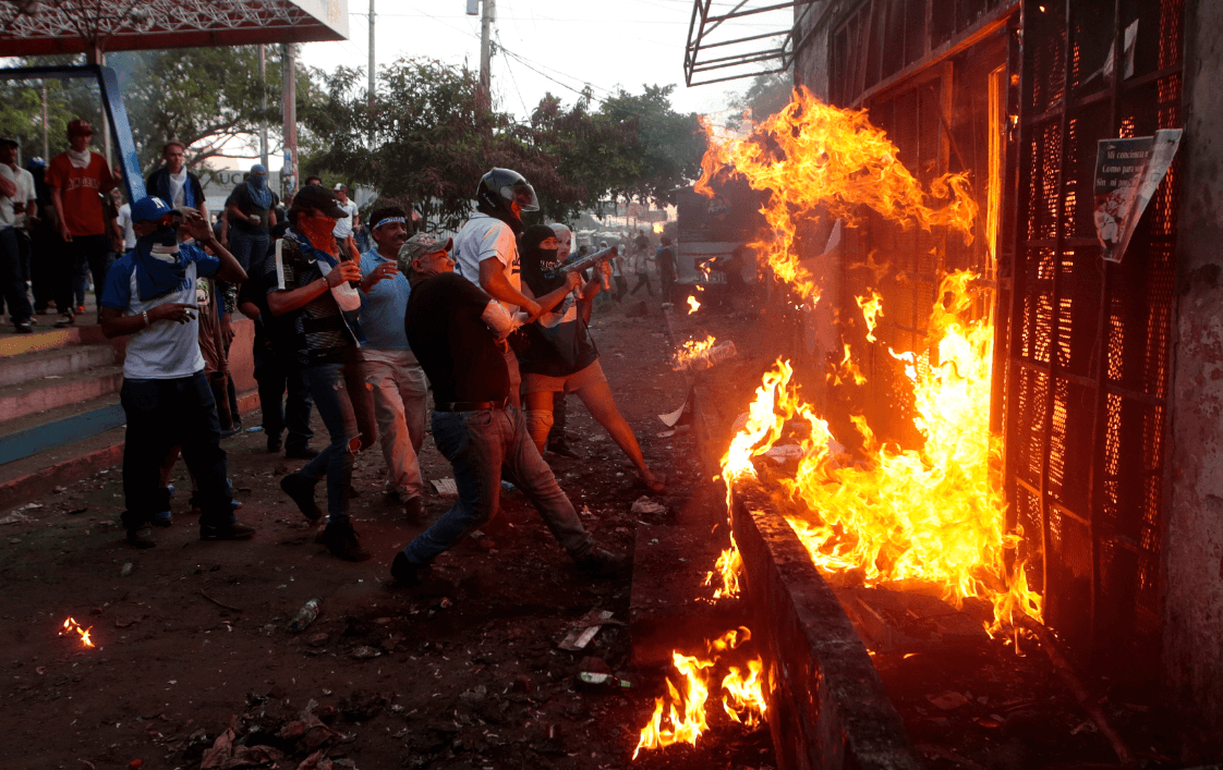 Manifestantes queman la estación de radio sandinista. (Reuters)