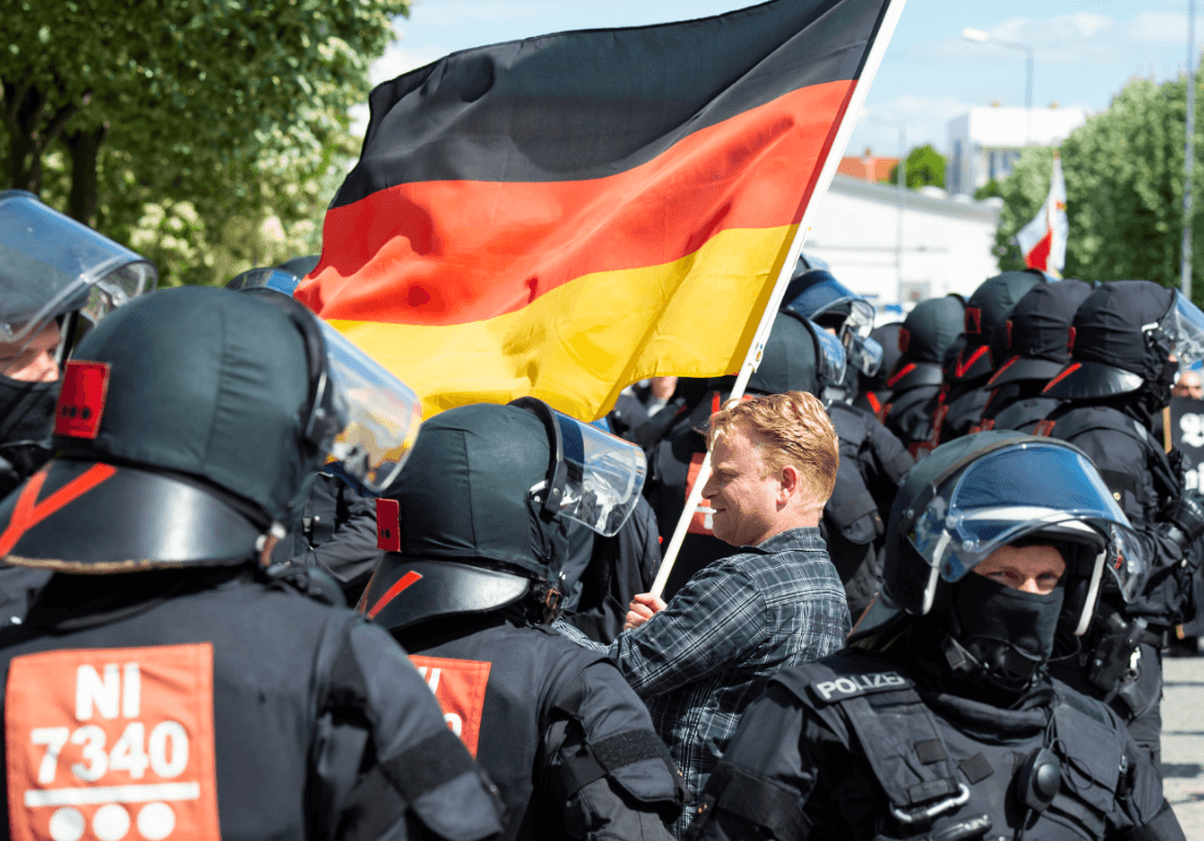 Manifestantes y policías en Alemania. (AP) 