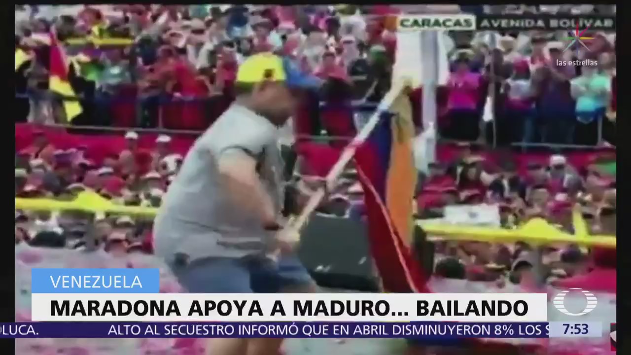 Maradona baila en cierre de campaña de Nicolás