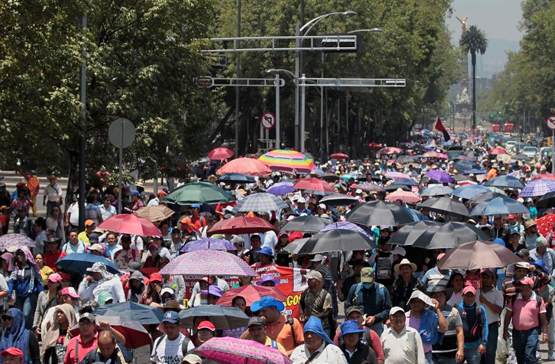 Maestros de la CNTE marchan en Oaxaca Chiapas y Guerrero