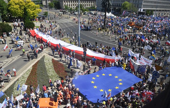 Miles de personas protestan en Polonia contra el gobierno conservador PiS