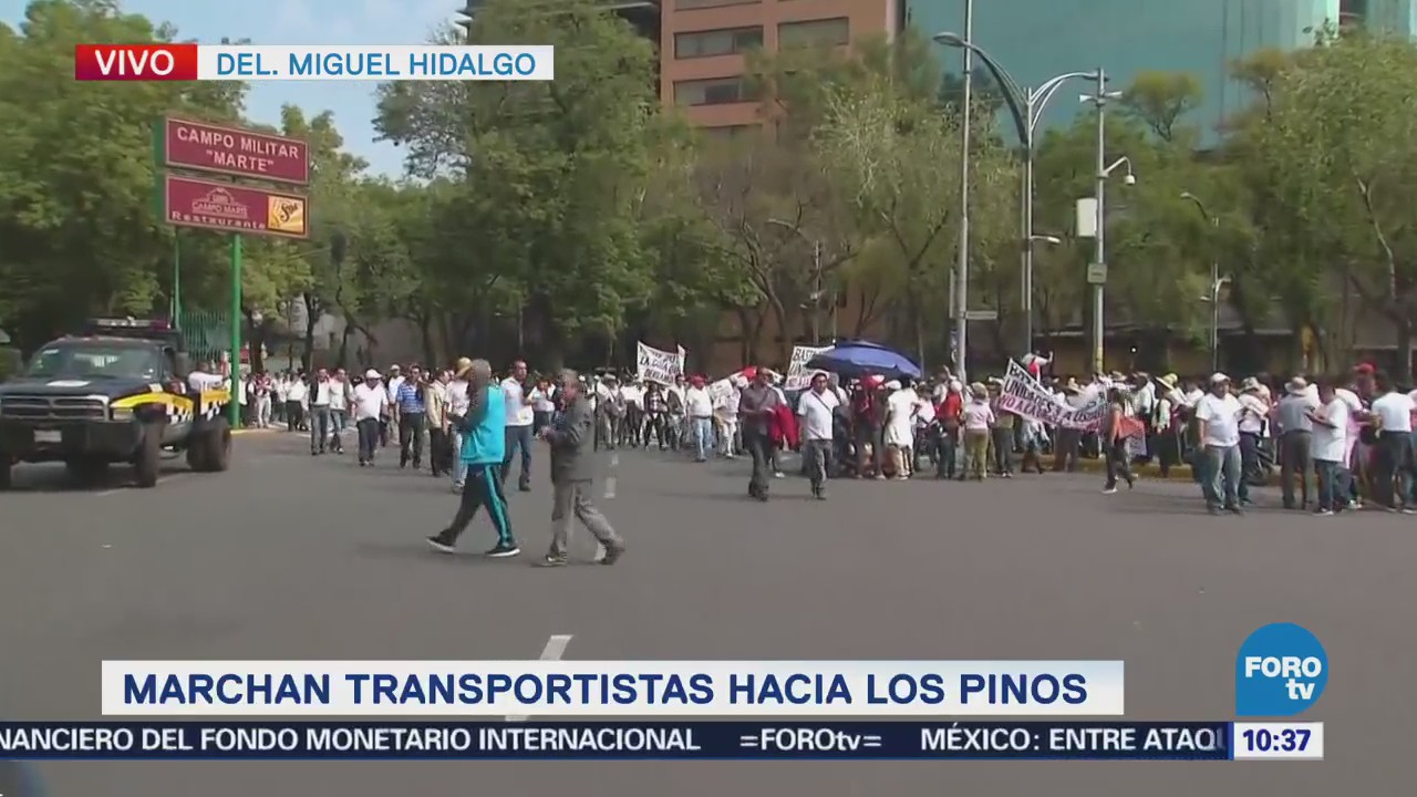 Marchan transportistas hacia Los Pinos
