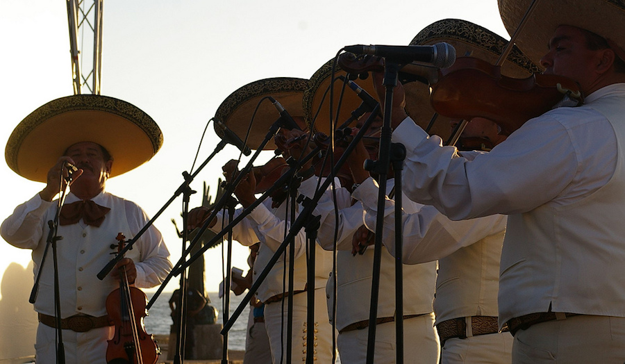 Campaña envia mariachis a cantar "La Cucaracha" a abogado racista