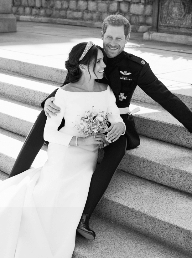 Meghan Markle y el príncipe Enrique poco después de su boda. ( Kensington PalaceCuenta verificada @KensingtonRoyal)