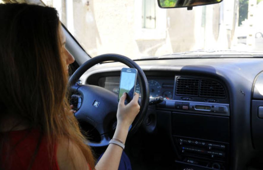 Mandar mensajes de texto, primera causa de accidentes viales en México