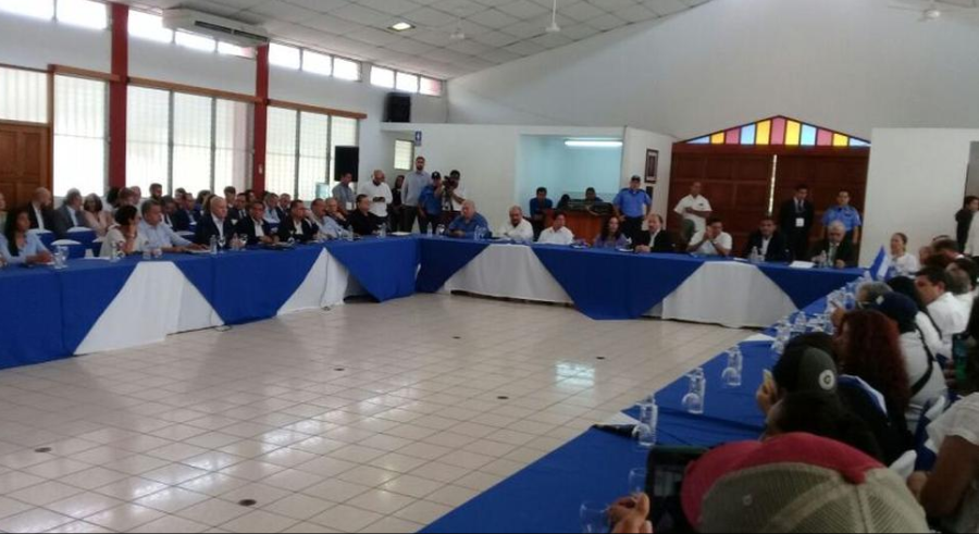 Inicia diálogo en Nicaragua; reciben a Ortega con gritos