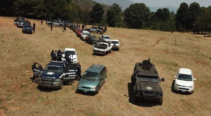 Aseguran campamento ilegal, armas y vehículos robados en Michoacán