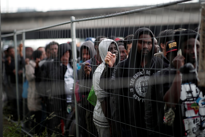Policía de París desaloja campamento con 1, 500 migrantes