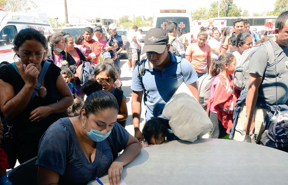 Migrantes permanecen varados en Sonora en espera de permiso provisional