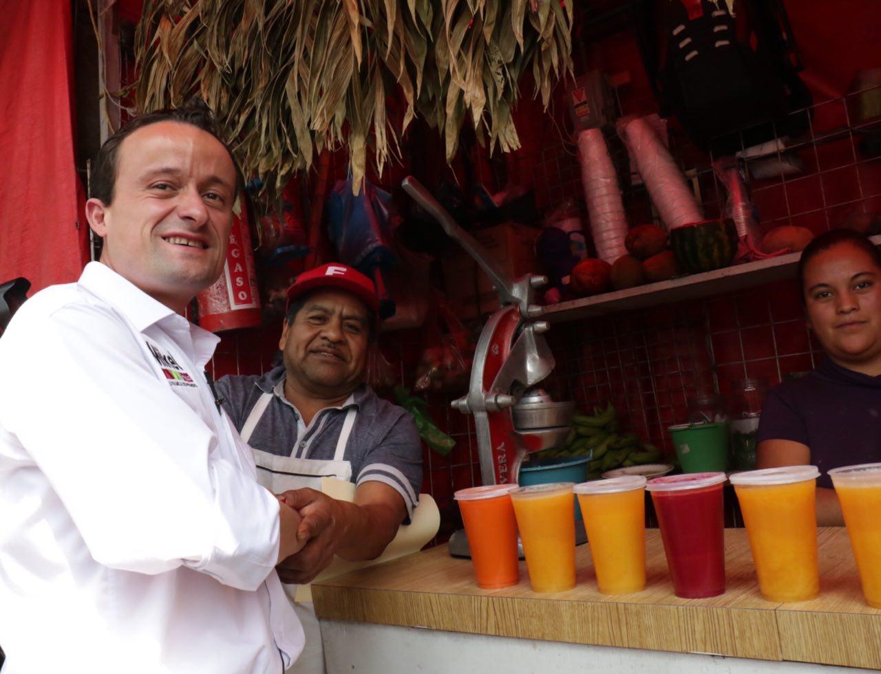 Mikel Arriola recorre mercados del sur de la Ciudad de México
