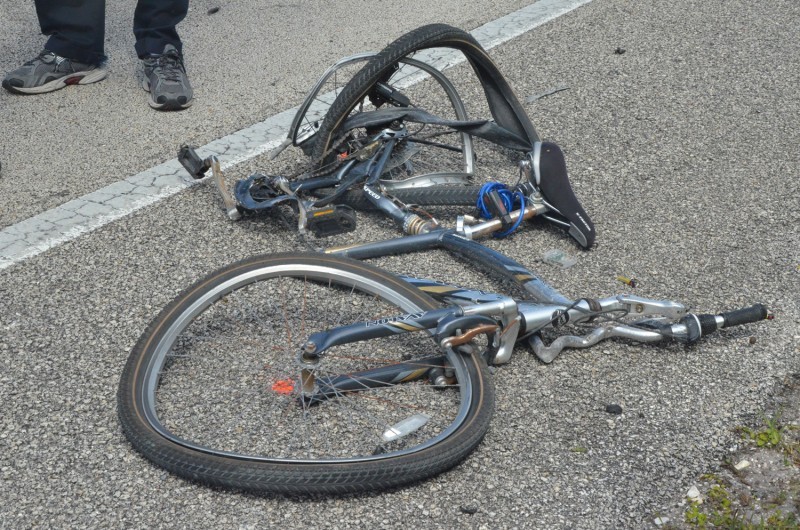 bicicleta-dañada-carretera-por-automovil-que-atropello-ciclista-que-viajaba-en-ella