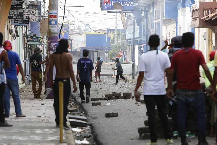 Comercios de Nicaragua sufren saqueos y proliferan barricadas en ciudades