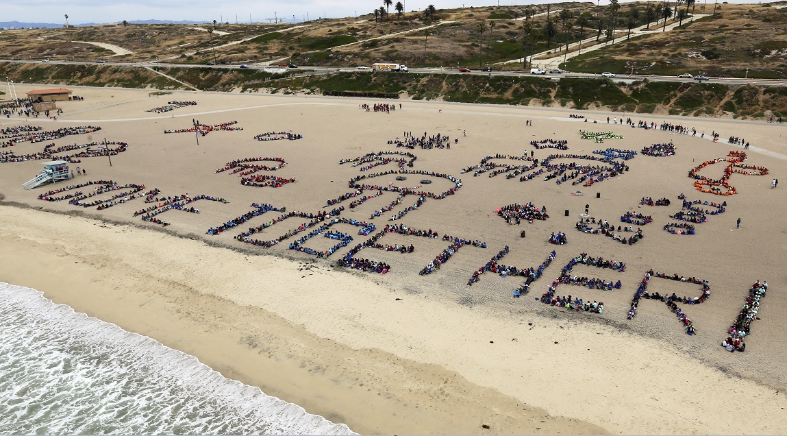 Niños limpian playa Los Ángeles océano libre plástico