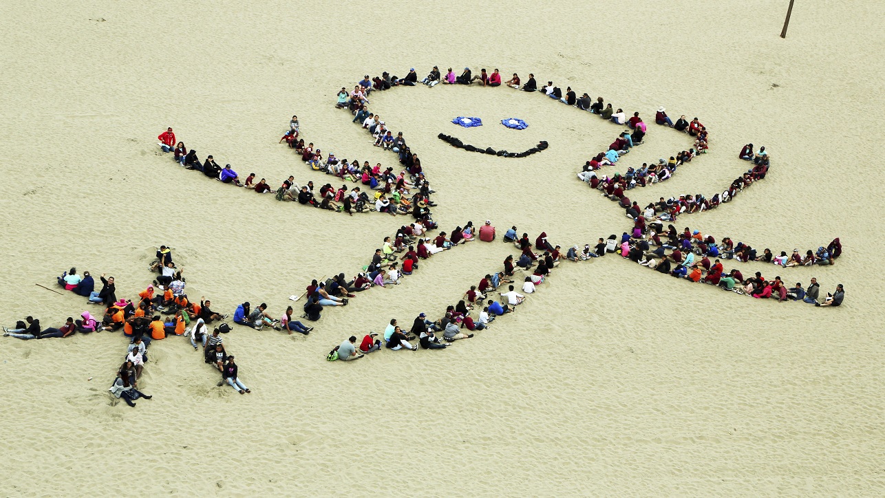 Niños limpian playa Los Ángeles océano libre plástico