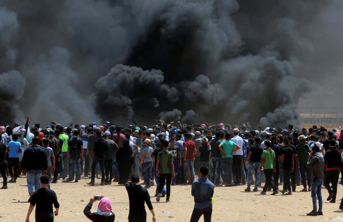 Palestinos protestan en la frontera de Gaza. (AP)