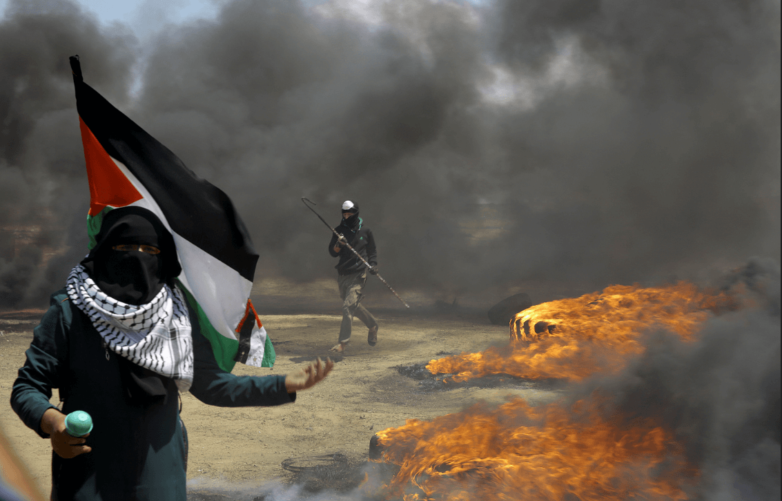 Palestinos protestan en la frontera entre Israel y Gaza 2. (AP)