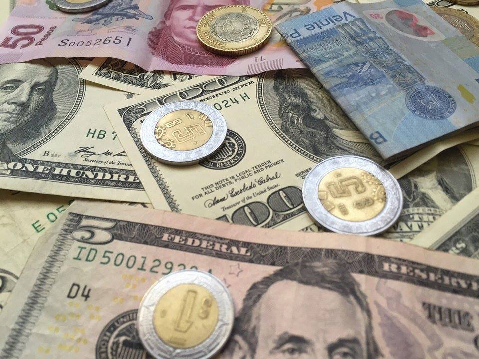 Peso mexicano pierde mientras el mercado bursátil espera comunicado