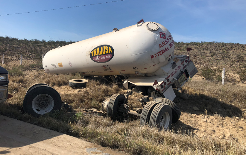 Vuelca tráiler con 90 mil litros de gas LP en carretera de Coahuila