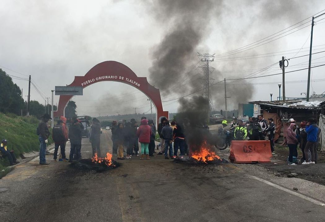 Bloquean la carretera México-Cuernavaca tras la muerte de bebé en autobús de pasajeros