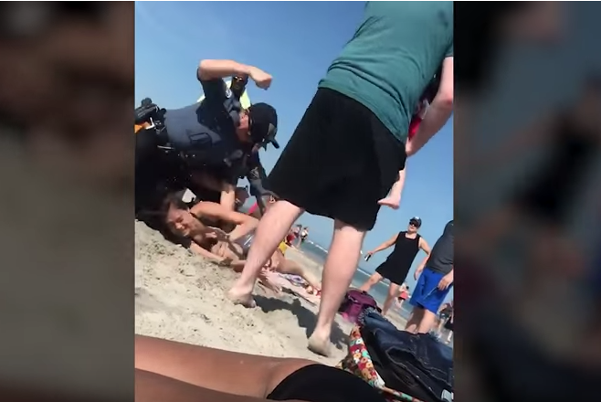 VIDEO: Policía golpea a menor en la cabeza estando en la playa