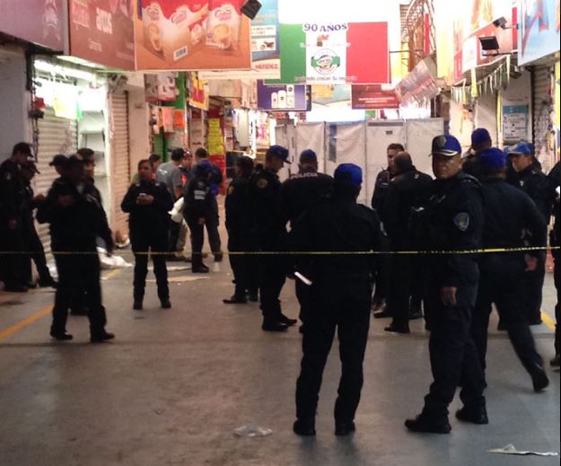 Matan a una mujer policía durante asalto en la Central de Abasto