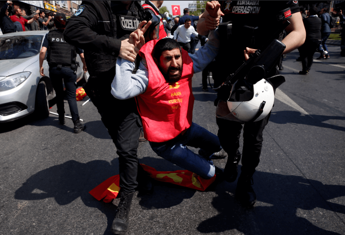 Policías arrestan a manifestantes en Turquía. (AP) 