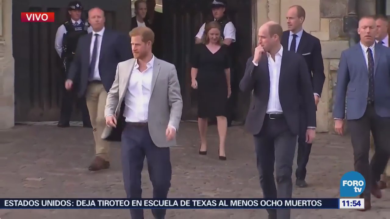 Príncipe Harry sale a saludar la gente horas