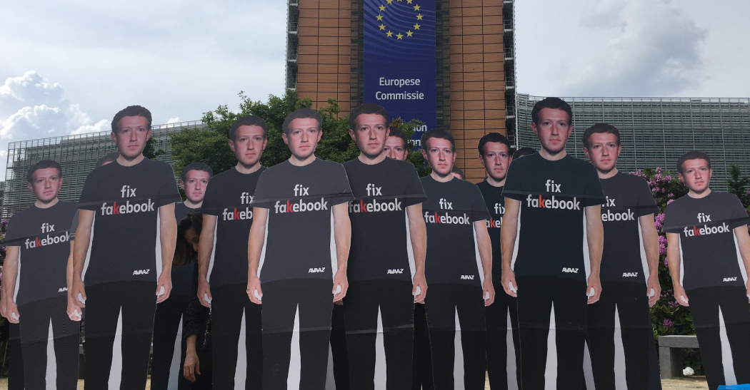 Protestan con réplicas de Zuckerberg ante sede de la Comisión Europea