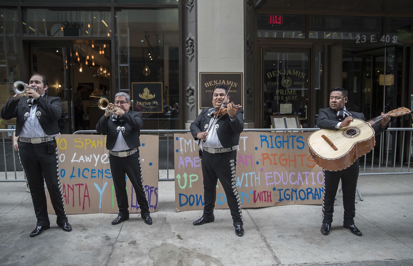 Mexicanos llevan mariachi y tacos al abogado racista de Nueva York
