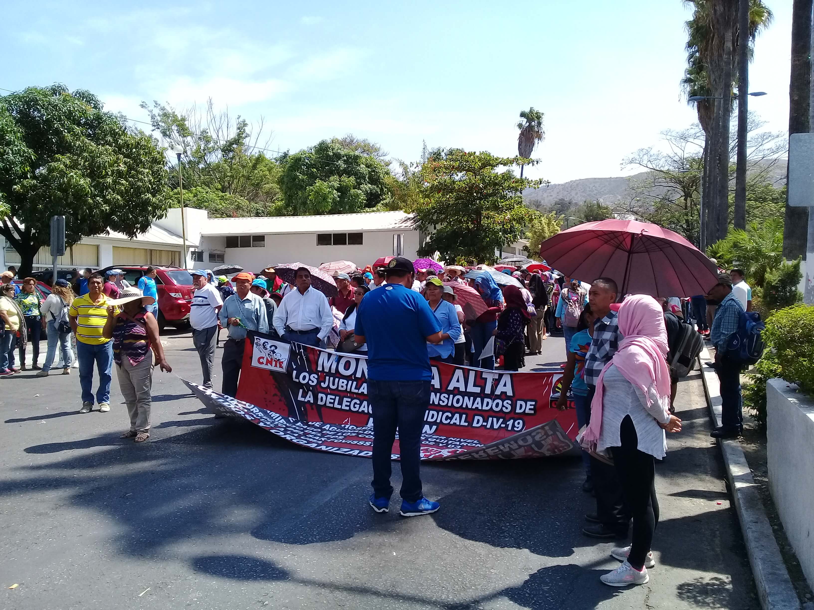 CNTE protesta en Guerrero retiran vallas metálicas resguardan Palacio Gobierno