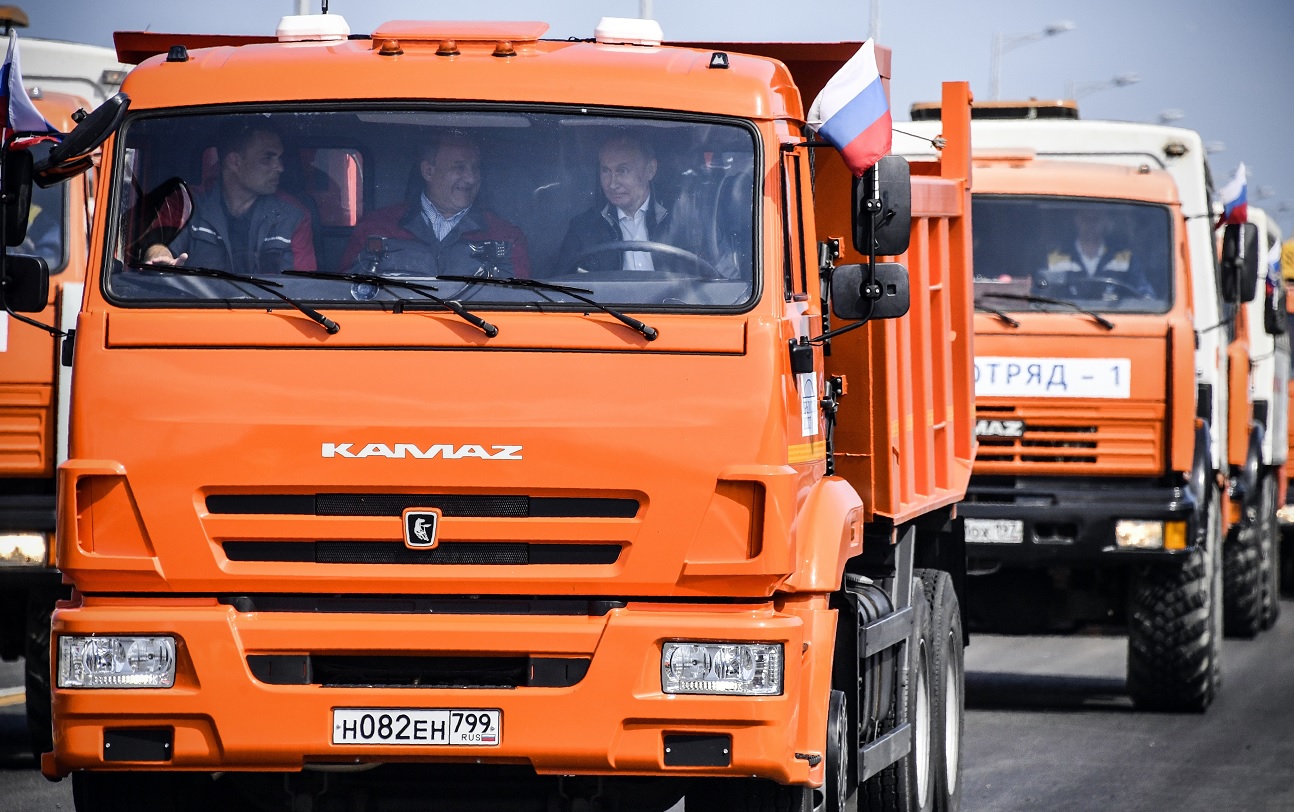 Putin maneja un camión para inaugurar el puente entre Rusia y Crimea