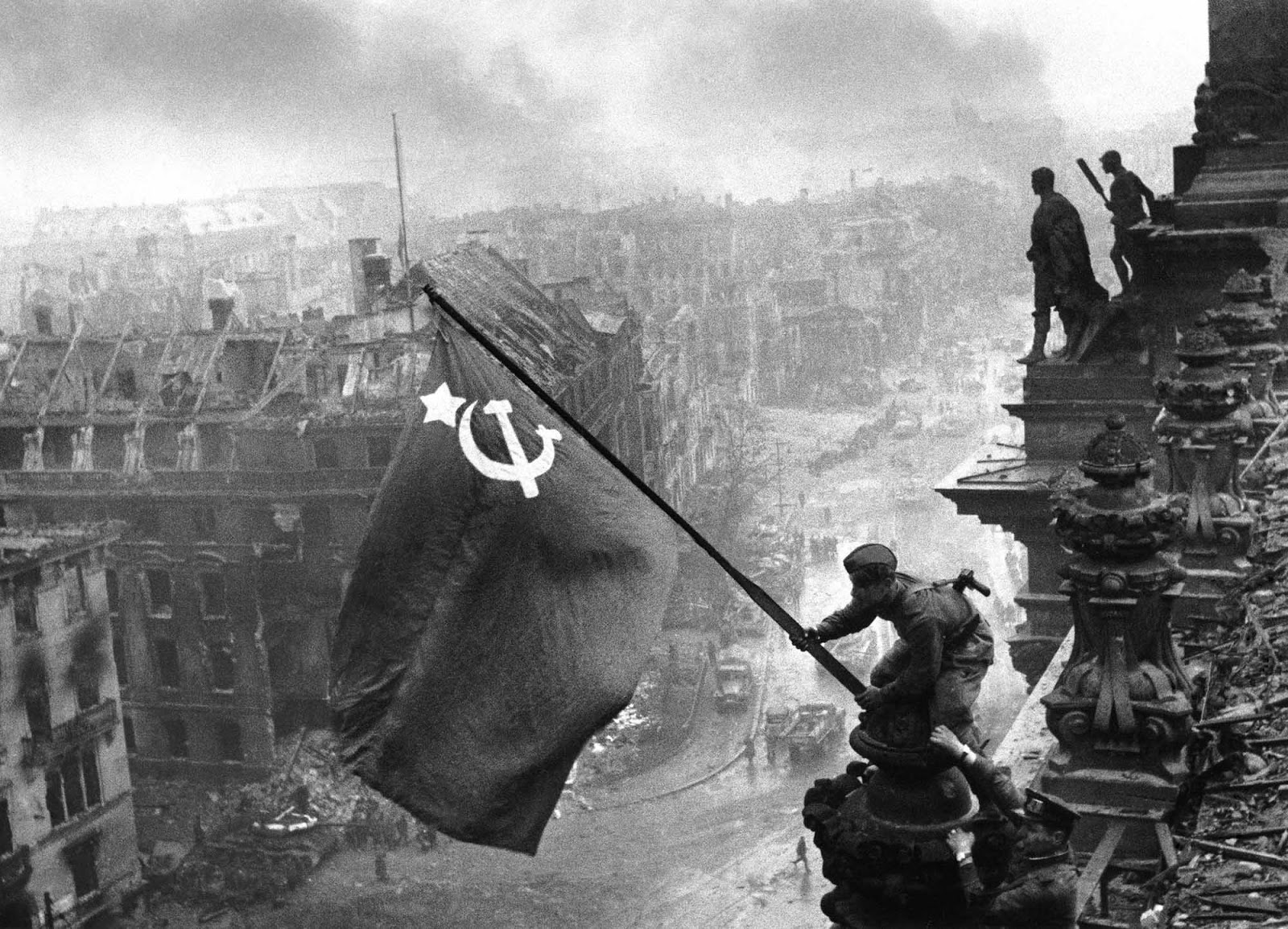 soldados-sovieticos-colocan-bandera-hoz-y-martillo-tras-la-batalla-de-berlin